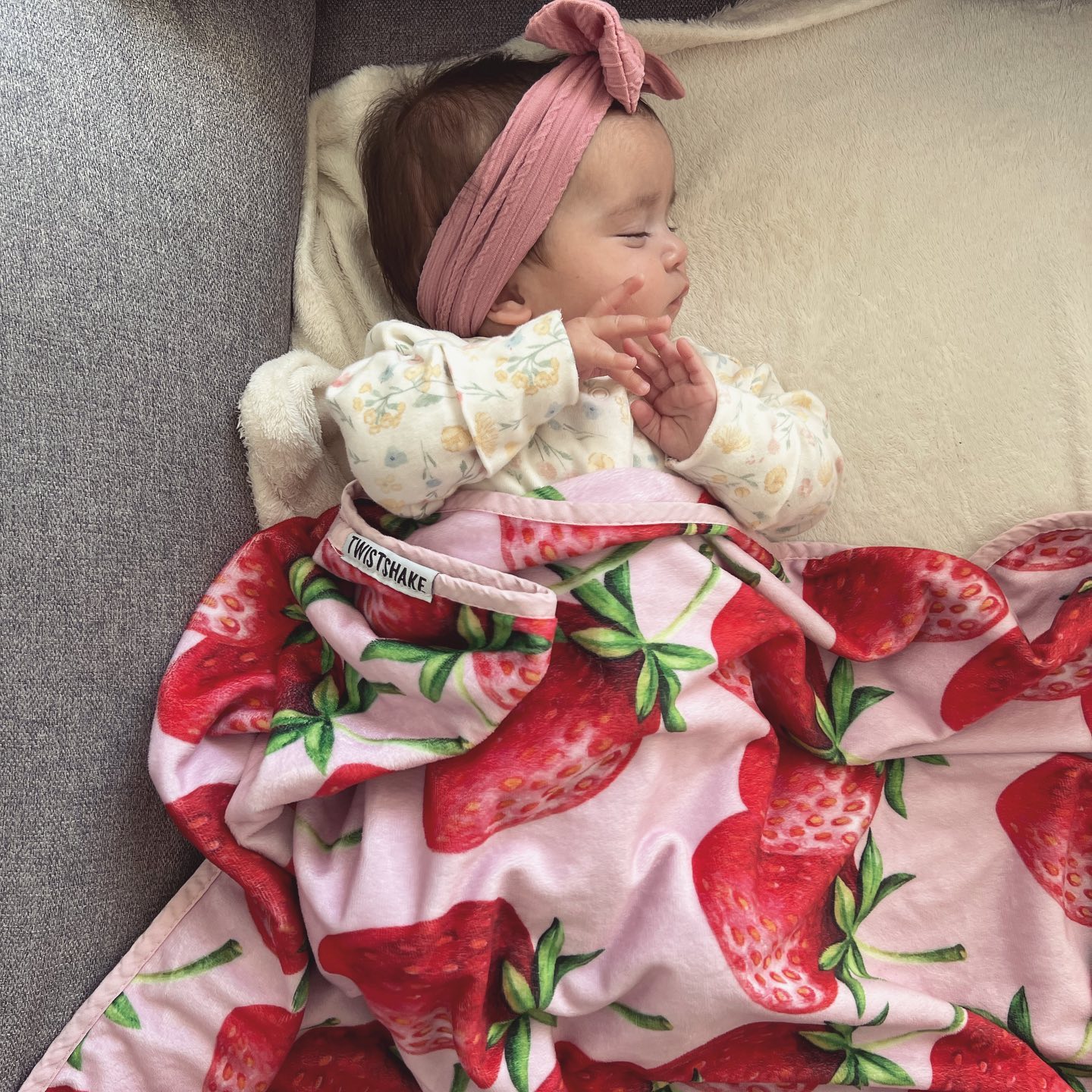 Velvet Blanket Strawberry 0 mth+ / Outlet - hover
