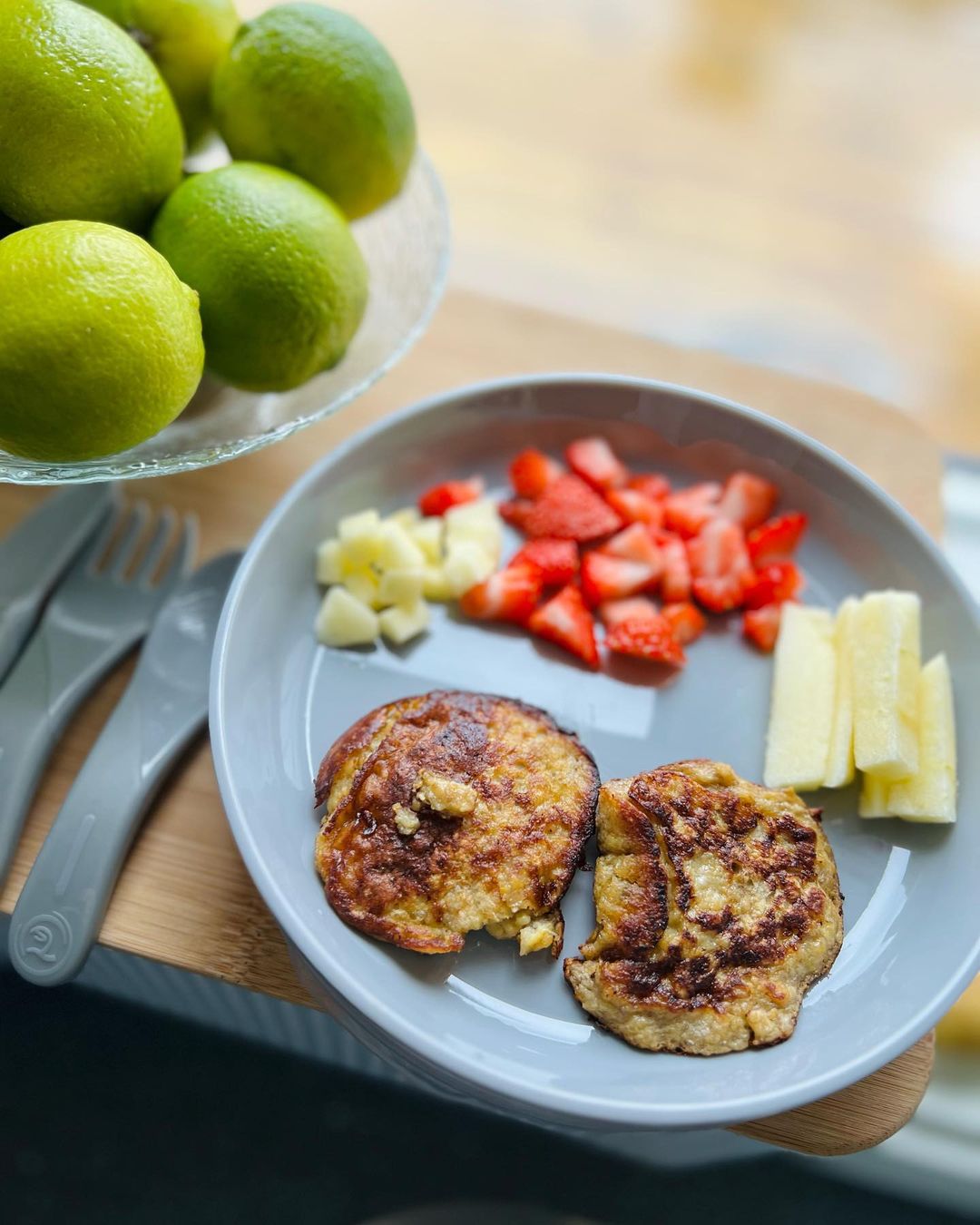 Infant plate with lid Stackable / 6 mth+ / Grey - hover