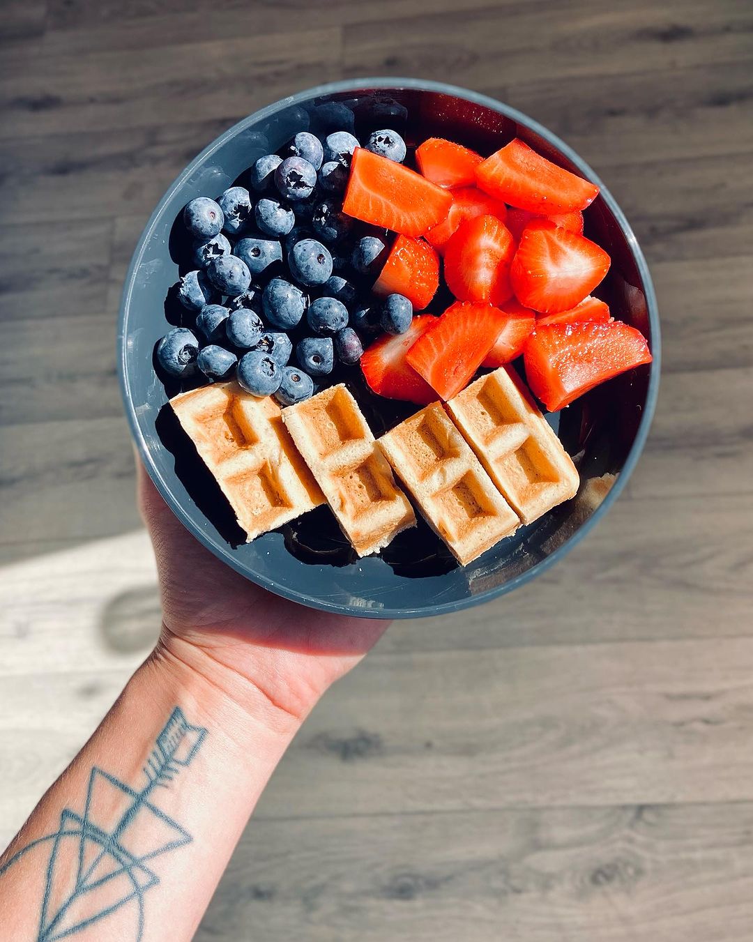 Infant plate with lid Stackable / 6 mth+ / Black - hover