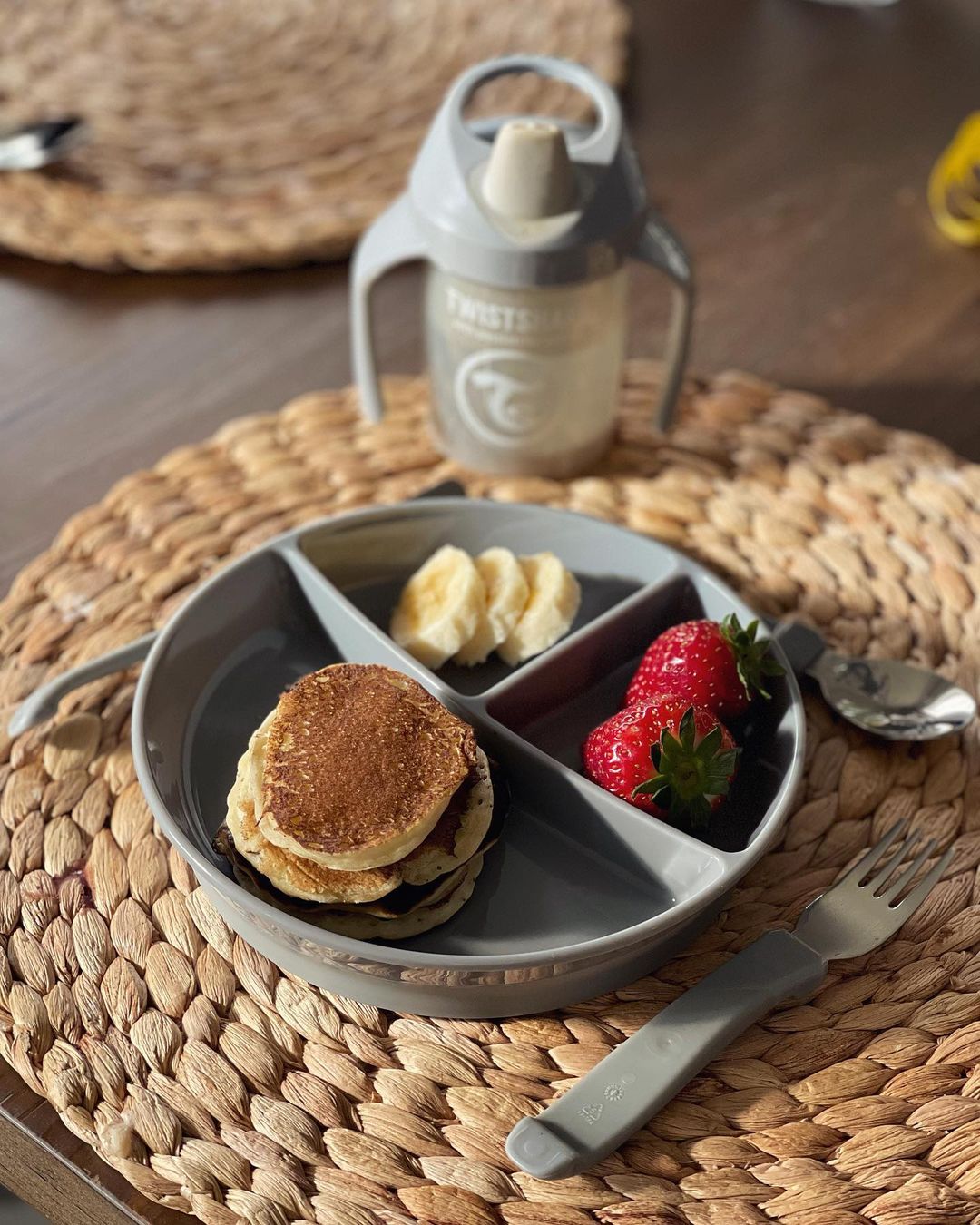 Tredelad barntallrik med lock Stapelbar / 6 mån+ / Grå hover